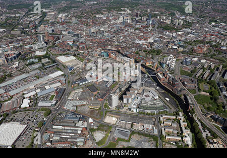 Luftaufnahme von Leeds Dock mit Leeds City Centre Skyline im Hintergrund, Großbritannien Stockfoto