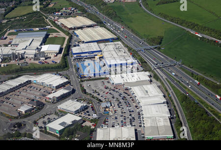 Luftaufnahme von birstall Retail Park and der Kreuzung 27 Retail Park, Birstall in der Nähe von Leeds, Großbritannien Stockfoto