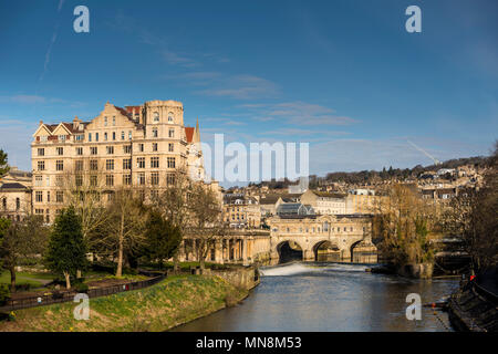 Stadtbild von Badewanne, Empire Hotel, pultney Brücke und den Fluss Avon, Somerset, Großbritannien Stockfoto