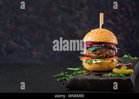 Big Sandwich - Hamburger Burger mit Rindfleisch, Tomaten, Basilikum Käse und Rucola. Stockfoto