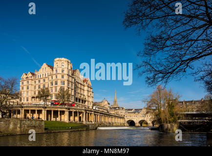 Stadtbild von Badewanne, Empire Hotel, pultney Brücke und den Fluss Avon, Somerset, Großbritannien Stockfoto