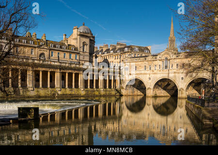 Stadtbild von Badewanne, St Michael's ohne Kirche, pultney Brücke und den Fluss Avon, Somerset, Großbritannien Stockfoto