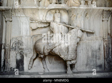 Taq-e Bostan. Großen Bogen in den Garten. Felsreliefs. Sassanidenreich in Persien (Iran). 4. Jahrhundert. Detail einer Abbildung eines Mannes reiten auf ein starkes Pferd. Glauben Sie, dass die Abbildung zeigt Khosrow Parviz über sein Pferd namens Shabdiz. Er war der letzte große König des sassanidischen Reiches, König Khosrow II (regierte 590-628). Die Islamische Republik Iran. Stockfoto