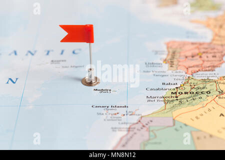 Kleine rote Fahne Kennzeichnung Insel Madeira auf einer Weltkarte. Stockfoto