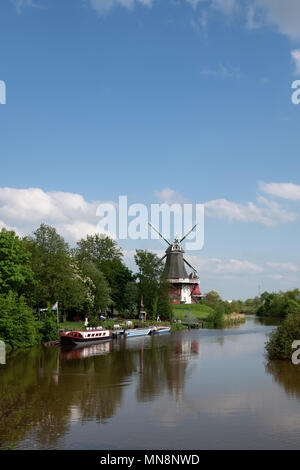 Greetsiel ist ein Ortsteil der Gemeinde Krummhörn im Landkreis Aurich in Niedersachsen. Greetsieler Zwillingsmühlen. Greetsiel ist ein Ortste Stockfoto