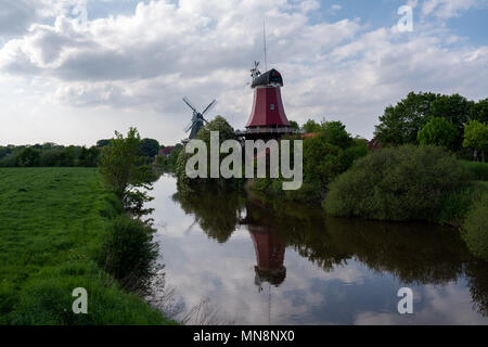 Greetsiel ist ein Ortsteil der Gemeinde Krummhörn im Landkreis Aurich in Niedersachsen. Greetsieler Zwillingsmühlen. Greetsiel ist ein Ortste Stockfoto