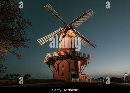 Greetsiel ist ein Ortsteil der Gemeinde Krummhörn im Landkreis Aurich in Niedersachsen. Greetsieler Zwillingsmühlen. Greetsiel ist ein Ortste Stockfoto