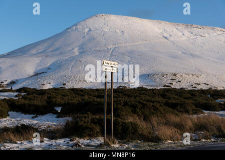 Ein Schnee und winterlichen Heu Bluff hinter einem Schild. Stockfoto