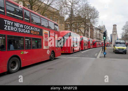 London Busse Warteschlange auf Whitehall Stockfoto