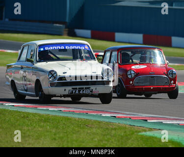 Richard Bateman, Stephen Upsdell, Ford Lotus Cortina, Tom Bell, Austin Mini Cooper S, U2 TC Trophäe für Pre 66 unter zwei Liter Tourenwagen, U2TC Trophäe Stockfoto