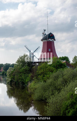 Greetsiel ist ein Ortsteil der Gemeinde Krummhörn im Landkreis Aurich in Niedersachsen. Greetsieler Zwillingsmühlen. Greetsiel ist ein Ortste Stockfoto