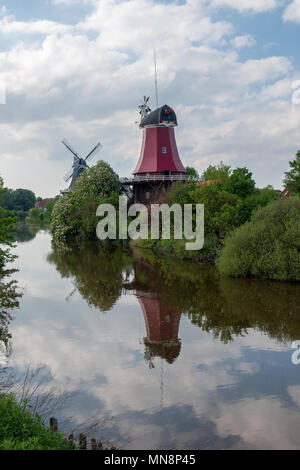 Greetsiel ist ein Ortsteil der Gemeinde Krummhörn im Landkreis Aurich in Niedersachsen. Greetsieler Zwillingsmühlen. Greetsiel ist ein Ortste Stockfoto