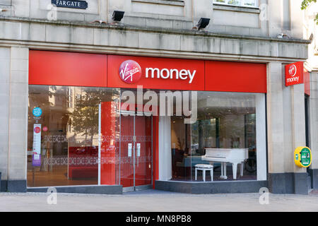 Eine hohe Straße Filiale von Virgin Money im Vereinigten Königreich/Virgin Money shop, Virgin Money Storefront, Virgin Money Logo. Stockfoto