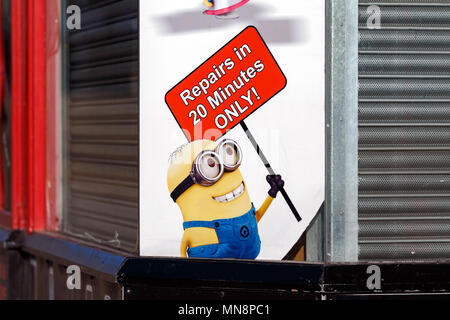 Ein minion, aus dem Film franchise Despicable Me und später Schergen, verwendet wird, einen geschlossen Telefon Werkstatt zu werben. Stockfoto
