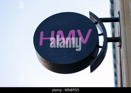 Die Zeichen für eine Niederlassung von HMV im Vereinigten Königreich im Jahr 2018, mit einem neuen Logo auf einer Schallplatte/HMV-Logo, HMV High Street. Stockfoto