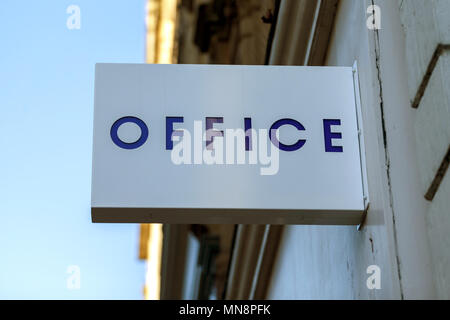 Ein Zweig der Schuhe Kette im Vereinigten Königreich jedes Amt/Amt-Logo, Office, Office High Street Shop. Stockfoto