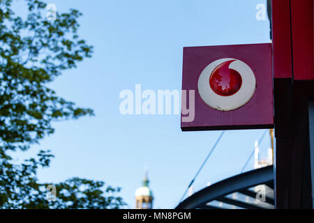 Die Vodafone Logo auf einem High Street Store Anmelden an einem sonnigen Tag. Stockfoto