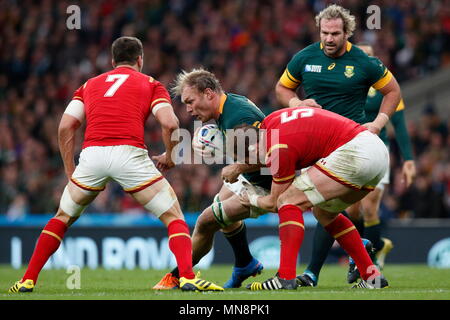 Schalk Burger wird durch Alun-Wyn Jones während der IRB-RWC Quartal 2015 Finale zwischen Wales v RSA Südafrika in Twickenham Stadium angegangen. London, England. 17. Oktober 2015 Stockfoto