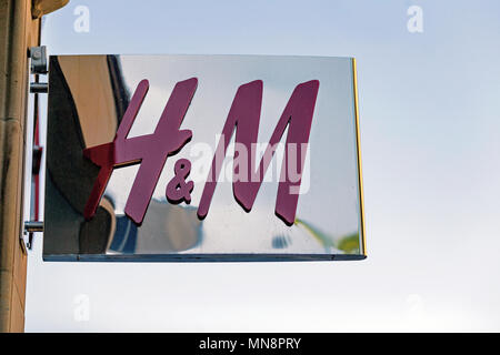 Eine Filiale der Schwedischen Textileinzelhändler H&M im Vereinigten Königreich/H&M Logo, H&M unterzeichnen. Stockfoto