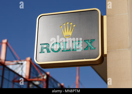 Die Schweizer Uhrenmanufaktur Rolex, auf der High Street im Vereinigten Königreich/Rolex Logo vertreten, Rolex unterzeichnen. Stockfoto