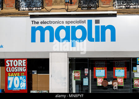 Ein maplin Store dargestellt nach dem elektronischen waren Einzelhändler in die Administration im Jahr 2018/Maplin storefront fiel, Maplin logo, Maplin unterzeichnen.