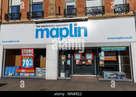 Ein Zweig der ehemaligen Elektronische waren Kette Maplin im Vereinigten Königreich, dargestellt im Jahr 2018 während Werbung ein filialschließung Verkauf. Stockfoto