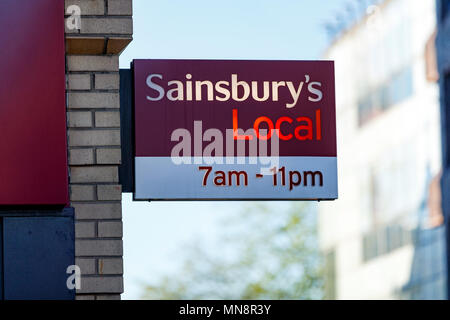 Ein Sainsbury Lokale in lokalen Logo das Vereinigte Königreich/Sainsbury's, Bequemlichkeit Sainsbury's Store, lokale Sainsbury's anmelden. Stockfoto