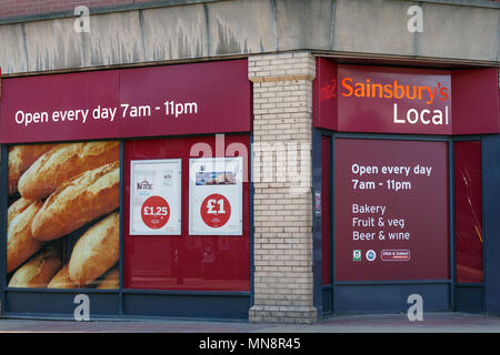 Ein Sainsbury Lokale in lokalen Logo das Vereinigte Königreich/Sainsbury's, Bequemlichkeit Sainsbury's speichern. Stockfoto