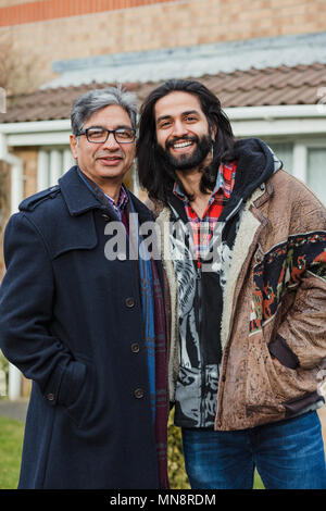 Portrait eines glücklichen Vater, und sein Sohn in der Einfahrt zu Ihrem Haus. Stockfoto
