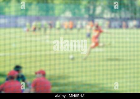 Fußball-Kick. Fußball-Training am Sportplatz, Sport Training vor dem Spiel. Fußball im Stadion. Verschwommenes Bild für Sport Hintergrund Stockfoto