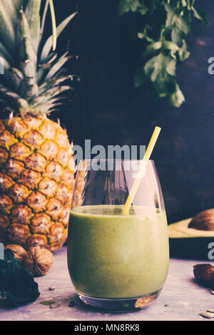 Gesunden grünen Smoothie mit kalw, Banane und Datum im Glas vor einem dunklen Hintergrund. Detox, Diät, gesunde, vegetarische Kost Konzept mit kopieren. R Stockfoto
