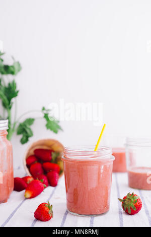 Gesunde Smoothie mit Erdbeeren auf einem weißen Hintergrund. Detox, Diät, gesunde, vegetarische Kost Konzept mit kopieren. Stockfoto