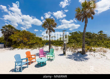 Bunte Stühle auf den Golf von Mexiko Strand am South Beach Bar & Grill in Boca Grande am Gasparilla Island, Florida Stockfoto