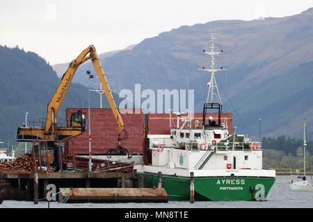 Ayress ein Portsmouth Schiff angedockt am Heiligen See, Firth of Clyde, Schottland, Großbritannien geladen wird mit Cut-Protokolle von einem Multidocker. Stockfoto