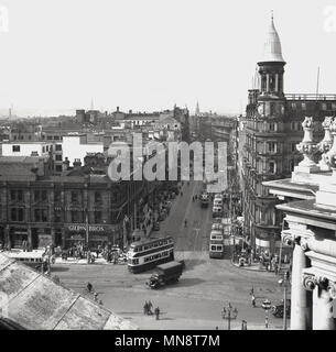 1950er Jahre, historische Ansicht von oben über dem Stadtzentrum von Belfast, Donegall Place, zeigt den Transport und die Geschäfte des Tages, Belfast, Nordirland. Man kann die Straßenbahnen sehen, die in der Stadt betrieben wurden, und das Möbelhaus Gilpin Bros. An der Ecke der Straße befindet sich das große turretete Kaufhaus Robinson & Cleaver, das 1888 eröffnet wurde und mit Blick auf den Donegall Square liegt. Stockfoto