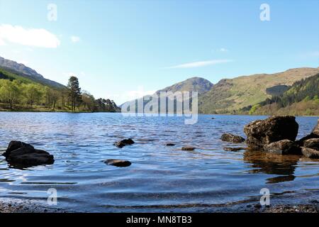 Schönen Loch Eck, Schottland, UK an einem klaren sonnigen Tag, Wasser und Berge in eine atemberaubende Aussicht. Eine beliebte Touristenattraktion. Stockfoto