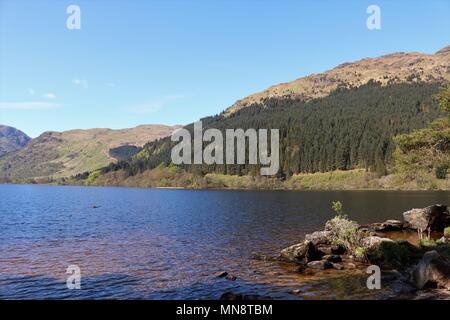 Schönen Loch Eck, Schottland, UK an einem klaren sonnigen Tag, Wasser und Berge in eine atemberaubende Aussicht. Eine beliebte Touristenattraktion. Stockfoto