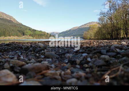 Schönen Loch Eck, Schottland, UK an einem klaren sonnigen Tag, Wasser und Berge in eine atemberaubende Aussicht. Eine beliebte Touristenattraktion. Stockfoto