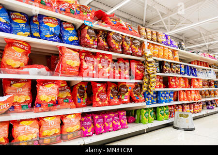 Chips für den Verkauf in einem Supermarkt, UK. Stockfoto