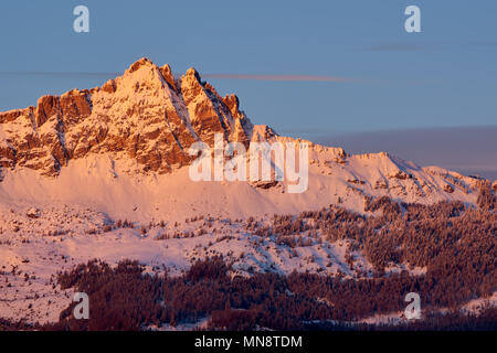 Sonnenuntergang auf Chabrieres Nadeln (Aiguilles de Chabrieres) im Winter. Nationalpark Ecrins, Talant, Hautes-Alpes, Französische Alpen, Frankreich Stockfoto