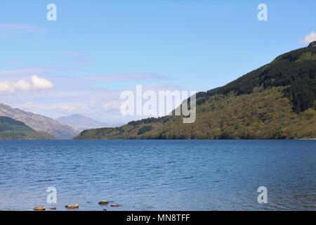 Schönen Loch Lomond, Schottland, UK an einem klaren sonnigen Tag, Wasser und Berge in eine atemberaubende Aussicht. Eine beliebte Touristenattraktion. Stockfoto