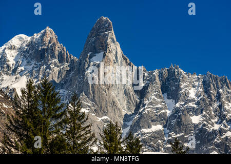 Die steilen Klippen von Aiguilles de Drus und Aiguille Verte (links) in der Mont Blanc. Chamonix, Haute-Savoie (Hochsavoyen), Alpen, Frankreich Stockfoto