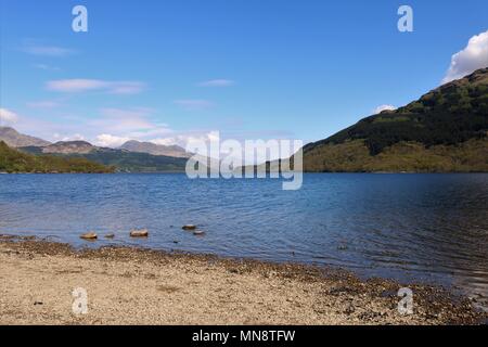 Schönen Loch Lomond, Schottland, UK an einem klaren sonnigen Tag, Wasser und Berge in eine atemberaubende Aussicht. Eine beliebte Touristenattraktion. Stockfoto