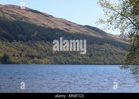 Schönen Loch Lomond, Schottland, UK an einem klaren sonnigen Tag, Wasser und Berge in eine atemberaubende Aussicht. Eine beliebte Touristenattraktion. Stockfoto