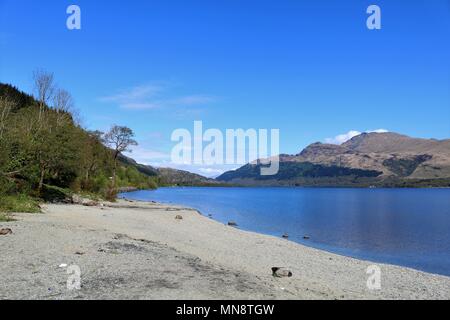 Schönen Loch Lomond, Schottland, UK an einem klaren sonnigen Tag, Wasser und Berge in eine atemberaubende Aussicht. Eine beliebte Touristenattraktion. Stockfoto