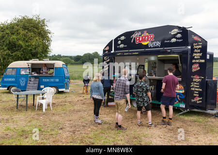 Die Menschen in der Warteschlange für einen Burger Van an einem Musik Event im Vereinigten Königreich. Stockfoto