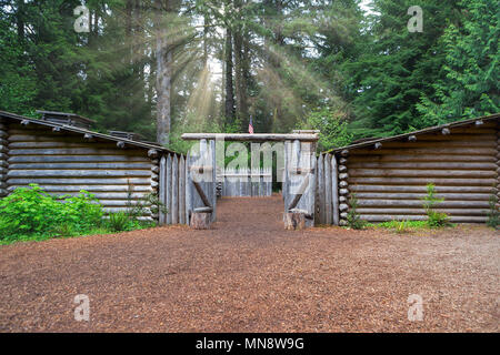 Sonnenstrahlen über Fort Clatsop in der Lewis und Clark National Historical Park in Oregon Stockfoto