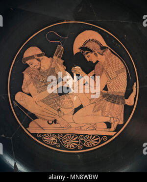 Berlin. Deutschland. Altes Museum. Achilles bindet Patroklos. Dachgeschoss Rot - Abbildung Trinkbecher/Kylix des Malers/Potter Sosias. Aus Vulci, Italien. Ton Stockfoto