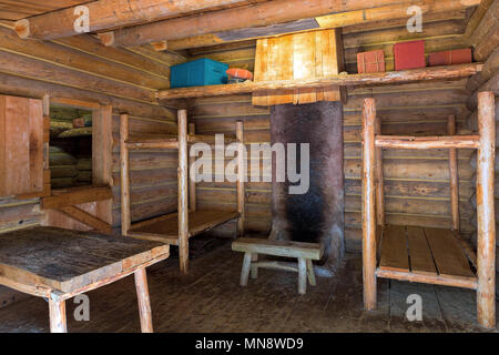 Fort Clatsop Log Cabin Wohnbereich mit Etagenbetten, Tisch und Stuhl in der Lewis und Clark historischen nationalen State Park Stockfoto