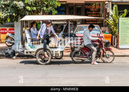 Lokale Motorrad Taxi Service das tuk tuk Passagiere Siem Reap Kambodscha Runde Stockfoto